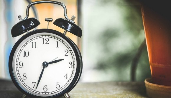 Vasárnap egy órával kevesebbet ülhet otthoni karanténban: jön a nyári óraátállítás