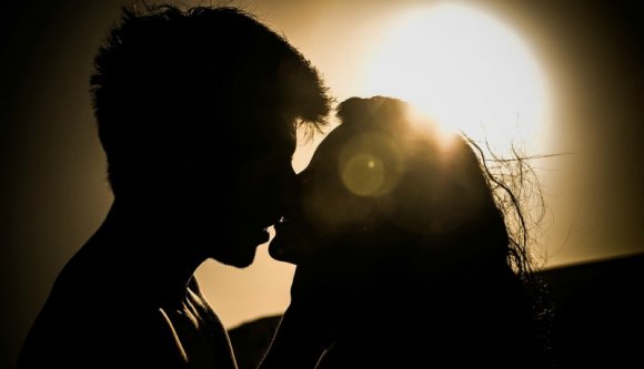 Akar szexről és koronavírusról egy cikkben olvasni? Tudom, hogy akar. Erre tessék!