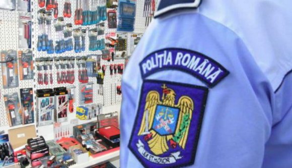 „Itt van két jó flex, ezeket ellopom” – gondolta egy rendőr a szerszámboltban. Hát nem lebukott?