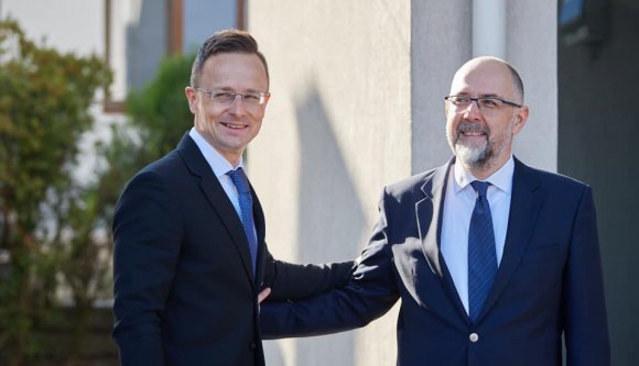 A magyar külügyminiszter a járványhelyzetben is megvillámlátogatta Kelemen Hunort