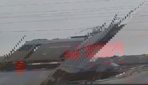 Kávéra vágyott a mozdonyvezető, ezért megállította a vonatot. Egy kereszteződésben (VIDEÓval)