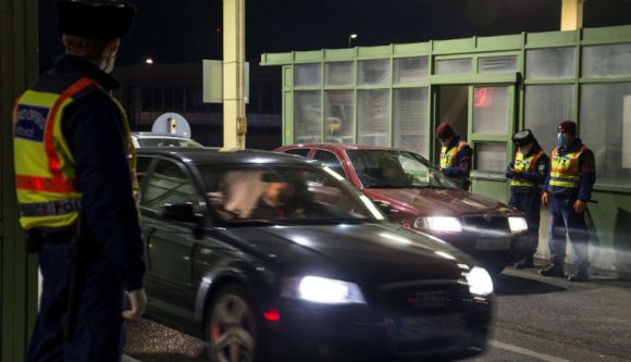 Áthaladhattak Magyarországon a nyugati határnál feltorlódott románok