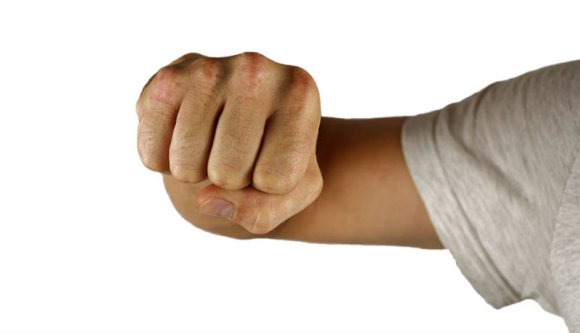 Szó szerint megpróbálták beleverni egy Olaszországból hazatért férfi fejébe, hogy kötelező betartani a házi karantént