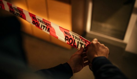 Késekkel felfegyverkezve őrjöngött egy bukaresti lépcsőházban egy férfi, a rendőrök lelőtték