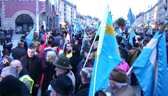 És az megvolt, hogy a parlament egyik háza elfogadta az autonómiastatútumot?