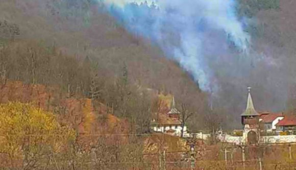 Ég az erdő Erdély egyik legrégebbi ortodox fatemploma közelében (VIDEÓval)