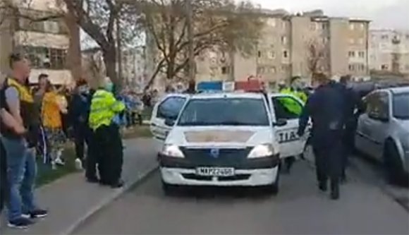 Durva jelenetek Vajdahunyadon: tucatnyian támadtak a rendőrökre, lövések is eldördültek (VIDEÓVAL)