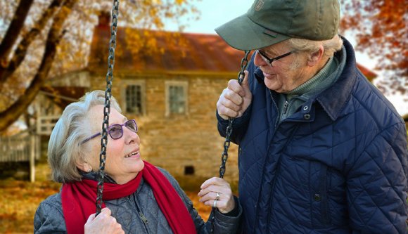 Már hétfő estétől enyhül az idősek kijárási korlátozása