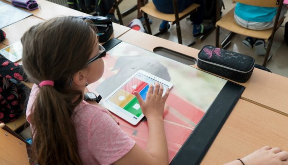 Táblagépeket kapnak Kolozsváron azok a diákok, akiknek nincsenek digitális eszközeik