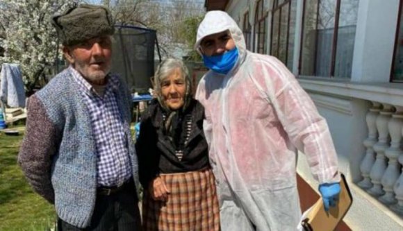 Járvány idején sem állta meg egy polgármester, hogy nyugdíjasokat ölelgessen, miután ételt osztott nekik