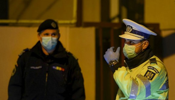 Az új katonai rendelet az utcára hívja az ortodoxokat, a rendőröket pedig elküldi Szent Lángot osztogatni