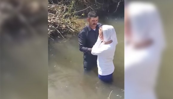 Attól, hogy járvány van, meg kijárási korlátozás, még meg kell keresztelni az új híveket a patakban – mondták