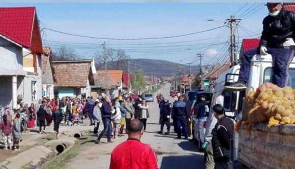 Pont egy hülye járvány miatt mondok le a népszerűséghajhász ételosztásról – gondolta egy polgármester