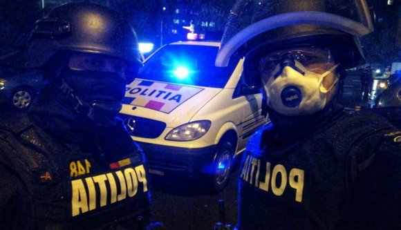 A húsvéti zavargások nyomán a belügyminiszter verőlegényeket és helikoptereket küld a kritikus régiókba