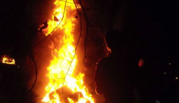 Gumiabrocsokat égetve ünnepelték az ortodox húsvétot az utcán – persze hatalmas bírság lett a vége