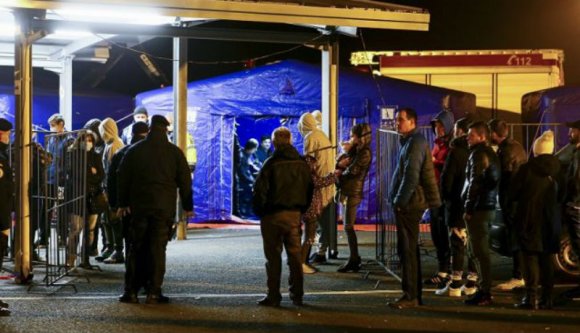 Micsoda találékonyság: sokan úgy kerülnék el az orvosi ellenőrzést Nagylaknál, hogy gyalog kelnek át a határon