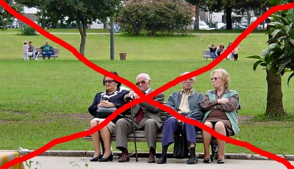 Járvány-abszurd: padokat vásárol egy polgármesteri hivatal kijárási tilalom kellős közepén!