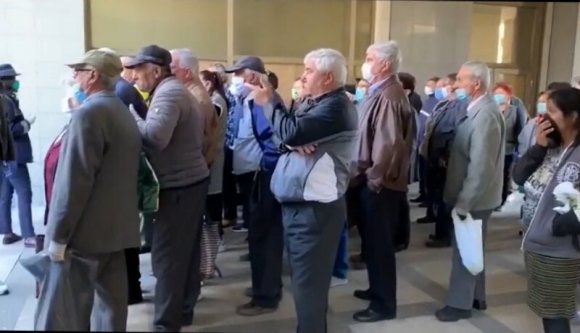 Ortodox nagypéntek piacon tolongó tömeggel, rendőrökre fittyet hányó idősekkel (VIDEÓval)