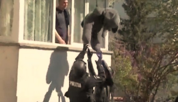 El kell olvadni: így köszöntött fel egy szülinapos kisfiút a rendőrség különleges bevetési osztaga (VIDEÓval)