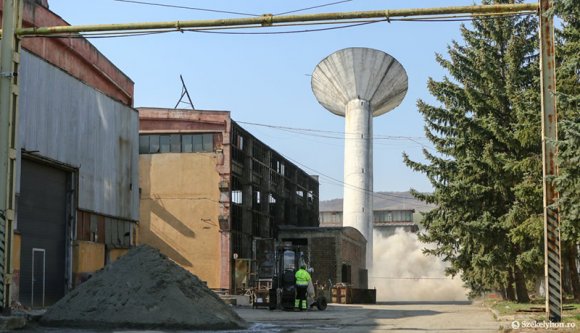 Nézzen összedőlő víztornyot! Irányított robbantással fektették meg Udvarhelyen