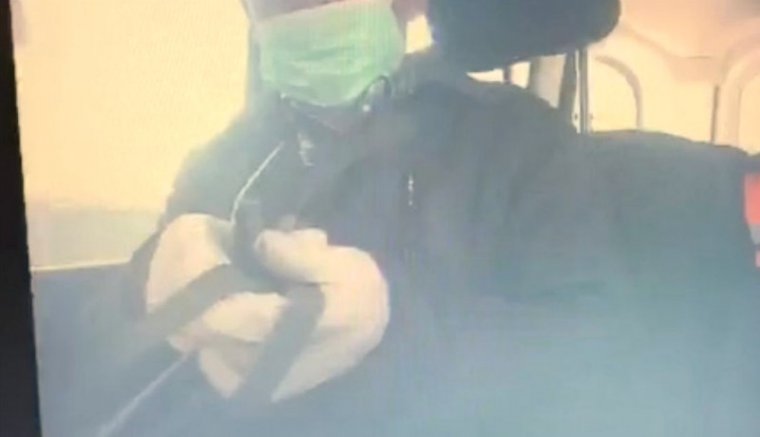 Egy elöljáró megmutatta, hogy kell átvenni a csúszópénzt járvány idején: szájmaszkban, kesztyűs kézzel (VIDEÓval)