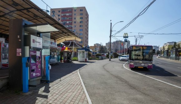 Ne lepődjön meg, és főleg ne üljön le, ha piros X-jeleket lát a buszok székeire ragasztva