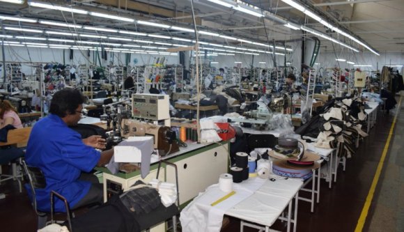 Fertőzöttekkel együtt tettek útra két autóbusznyi Srí Lanka-i vendégmunkást Botoșani megyében (VIDEÓval)