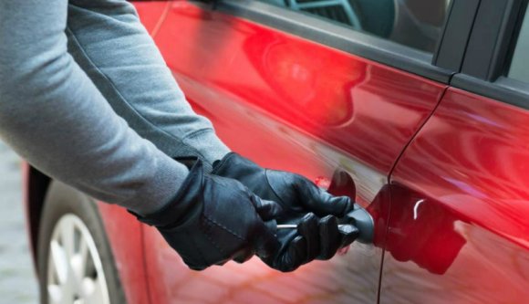 A nap rosszcsontja autót lopott, mert lusta volt gyalogolni, aztán persze balesetezett