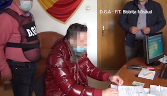 Kenőpénzt vitt az ügyésznek, erre betoppant az irodába a korrupcióellenes igazgatóság (VIDEÓval)