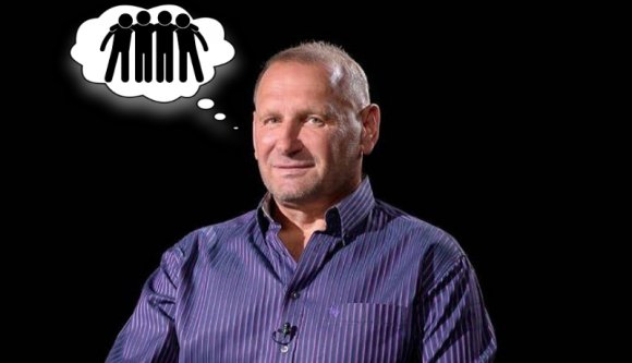 Ilyen is csak Romániában van: egy politikus polgárokat ölelgetett. Hatra-vakra. Direkt!