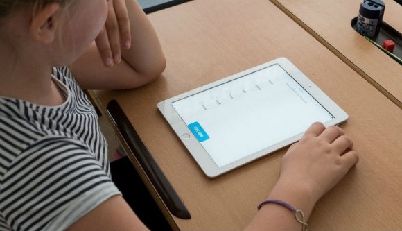 Szép ígéret: a kormány biztosít táblagépet és maszkot azoknak, akiknek nem futja ilyesmire