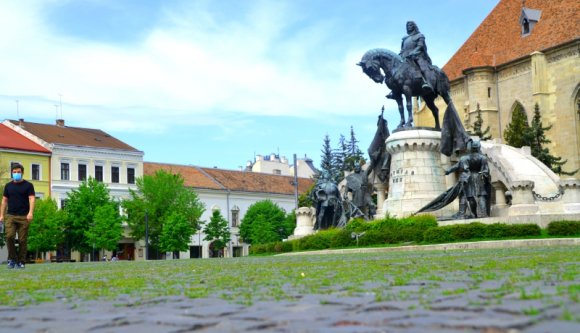 Ha a Himalája nem is látszik Kolozsvár főteréről, a karantén alatt csinos fűtakaró nőtt oda