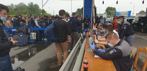 A határrendészet azzal büszkélkedik, hogy két nap alatt sikerült beléptetni az országba néhány száz gyalogost