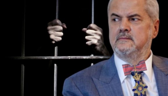 Még hogy egy korrupció miatt elítélt exkormányfőtől elveszik a kitüntetést? Galádság! Bíróság elé az elkövetővel!