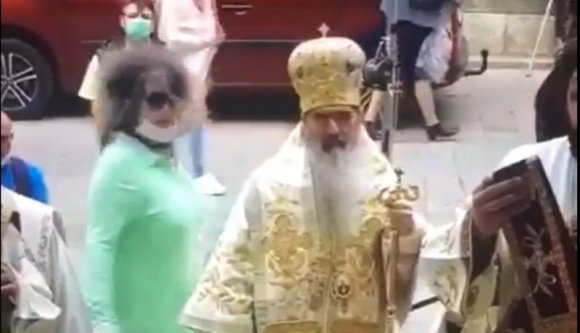 Jött a nő, körbetáncolta Teodosie érseket, majd ment, mintha mise történt volna (VIDEÓval)