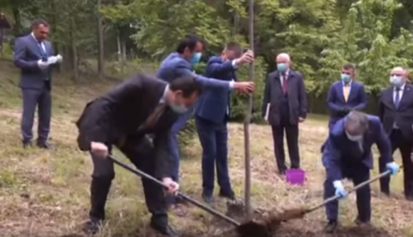 A jól végzett munka országa: Ludovic Orban újra elültetett egy már korábban elültetett fát (VIDEÓval)