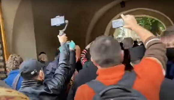 Csíksomlyói búcsú sok emberrel? Nem! Ortodox érsektemetés sok emberrel? Igen! (VIDEÓval)