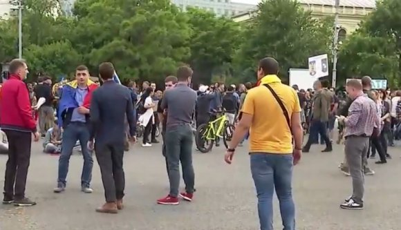 Mivel telt az első szabad nap? Oltásellenesek és koronavírus-tagadók máris összehoztak egy tüntetést (VIDEÓval)