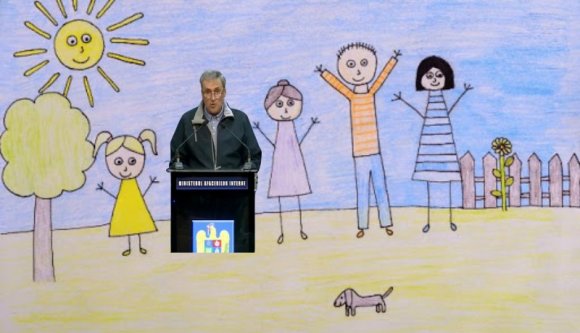 Tudják, ki várja a legjobban a gyereknapot?  Marcel „Cukiskodó” Vela belügyminiszter bácsi