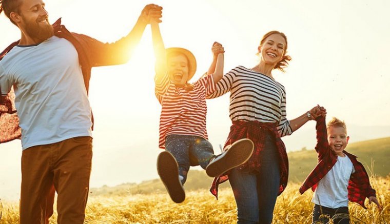 A tanév végéig is otthon maradhat a gyerekkel anyu vagy apu, erről szerdán döntött a parlament