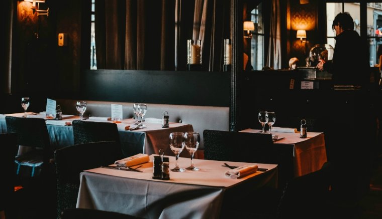 Micsoda idők! Titokban működő vendéglőt buktattak le álruhás rendőrök Kolozsváron