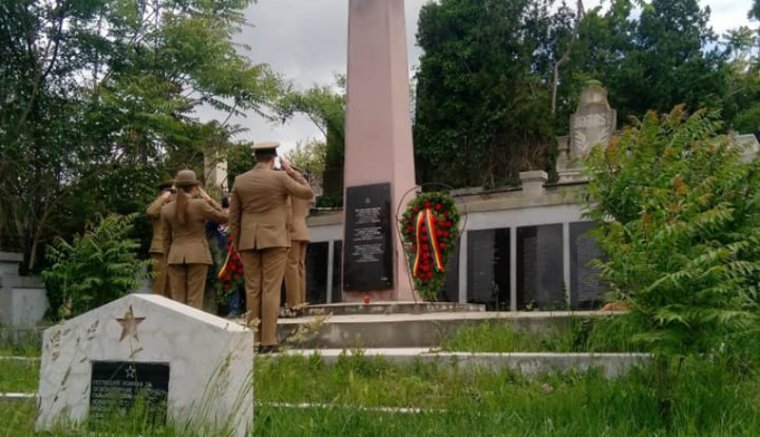 Jaj, de kínos: a román katonák emlékhelye helyett tévedésből az orosz emlékművet koszorúzták meg (VIDEÓval)
