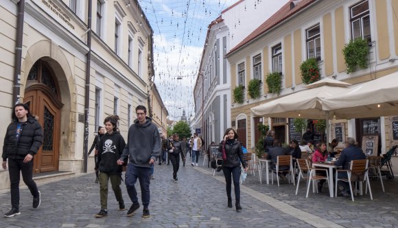 Esőben, hidegben, de szabadon – kiültek a teraszokra a kolozsvári népek az első „nyári” napon (FOTÓK)