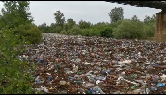 Elképesztő mennyiségű műanyag palackot köpött ki az Olt egyik mellékága