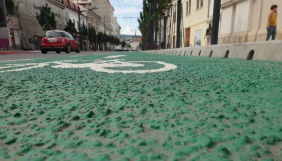 Azt hittük a piros-fehér-zöld színek miatt utálják az új kolozsvári útfelfestést, de csak azért, mert szar