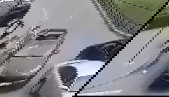 Craiovában a bandák az utcán verekednek fényes nappal, és autókat törnek össze (VIDEÓval)