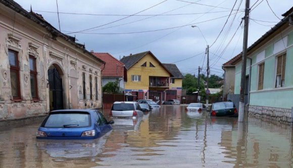 Még csak 9 hónapos, de már egy pandémiát és egy árvizet is átélt egy nagyenyedi csecsemő (VIDEÓval)