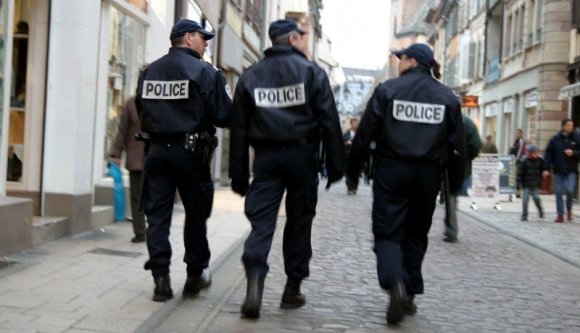 Egy jó kedélyű román társaság afrikai származású francia rendőrt és egy rendőrnőt is bántalmazott