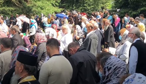 Suceaván most épp egy körmeneten csapatták az ortodox hívek, akik a társadalmi távolságtartást nem nagyon ismerik (VIDEÓval)