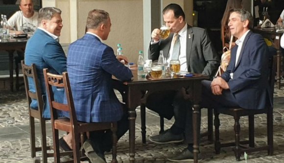 Ludovic Orban már megint maszk nélkül sörözött